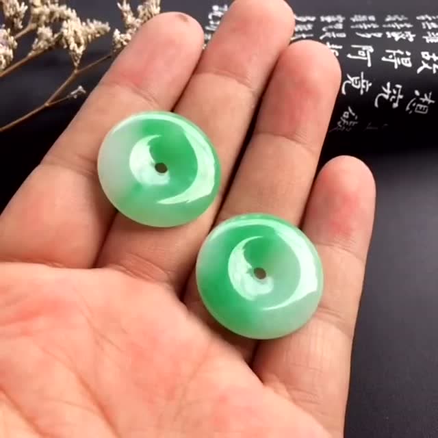 精美翡翠欣赏_冰种阳绿项链面_手链面