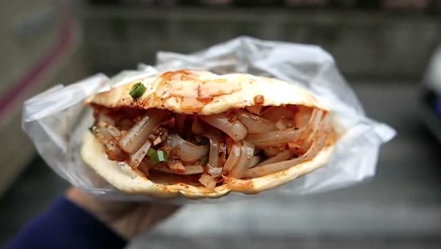 舌尖上的美味,凉皮夹馍,我都没吃过南充锅盔凉粉