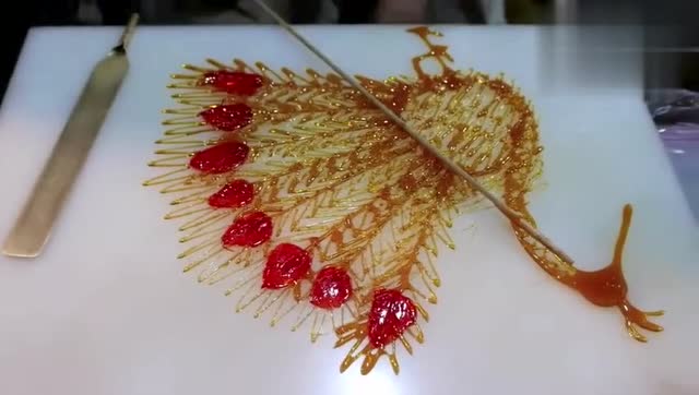 高手艺人用糖画出凤凰!看着都舍不得吃