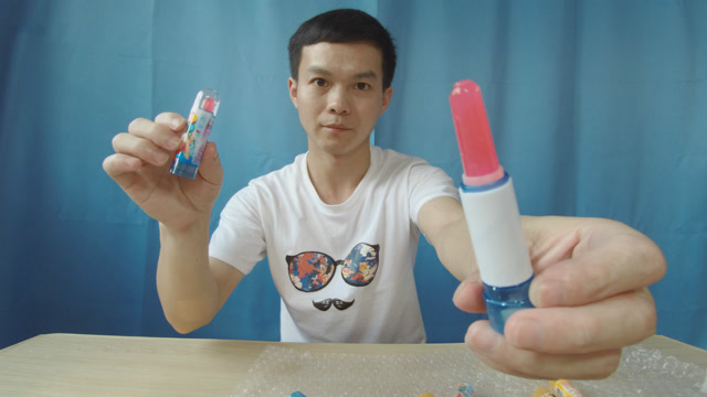 试吃会发光的"星光口红糖",小伙边涂边吃再次把