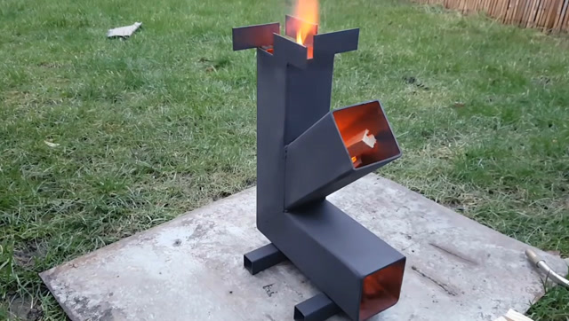 牛人用方形管制成火箭炉,分分钟烧开一锅水,火力真猛啊