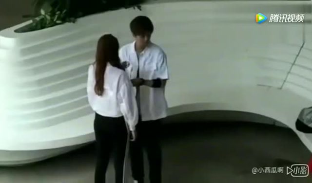 鹿晗关晓彤踢足球,鹿关 《甜蜜暴击》拍摄路透花絮