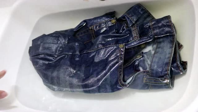 怎样洗牛仔裤不掉色?(如何洗牛仔裤不掉色)