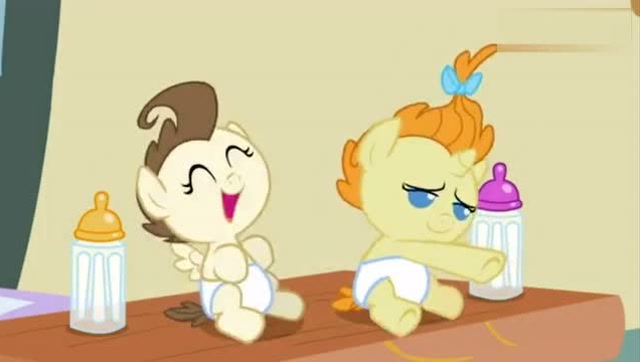 《小马宝莉》:两个小宝宝吃饭的样子太可爱了!