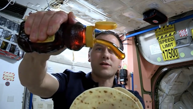 揭露神秘的太空生活,宇航员吃饭很欢乐,上太空也要吃蜜糖加大饼
