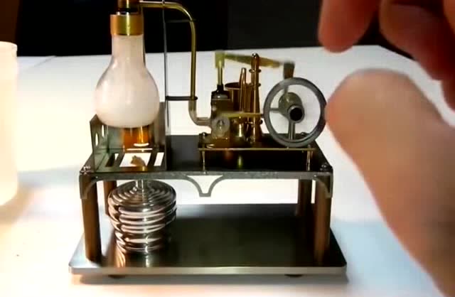 自制小型蒸汽机,你们帮我看看有啥不足的地方!