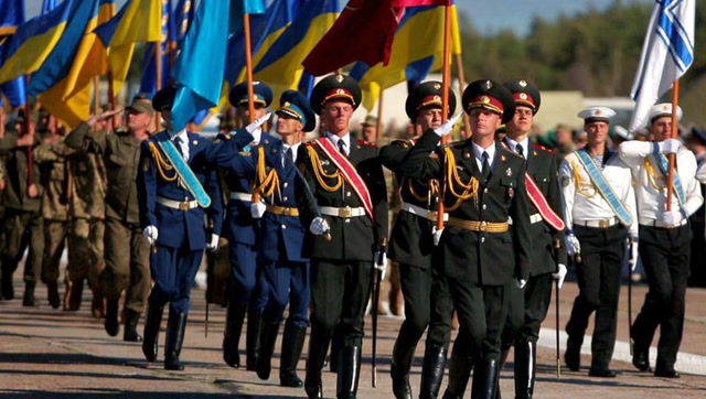 乌克兰阅兵现场,士兵正步走得很精彩,很有霸气!