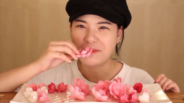 大胃王donkey妹妹直播吃鲜花看她吃的这么过瘾不知道什么味道