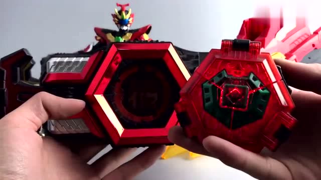 《铠甲勇士大电影》铠甲勇士捕王武器 卡魄铠甲!