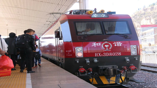 为什么京沪线上特快列车使用的是内燃机车?今天算长见识了