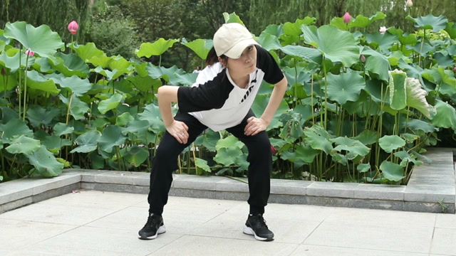 每天坚持原地下双手平放腿上扭动,7天瘦4斤,主要瘦肚子肉