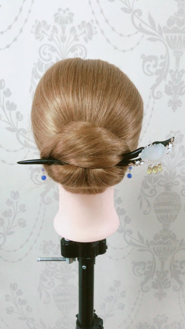 头发特别长的可以用这个方法盘发髻,简单大方,干净优雅