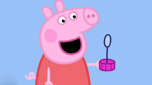 小猪佩奇正在开心的吹泡泡