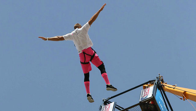 男子蹦极没系好安全绳,直接从高台跳下,下一幕让人傻眼!