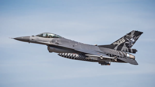 f-16战斗机"虎纹"涂装惊艳蓝天