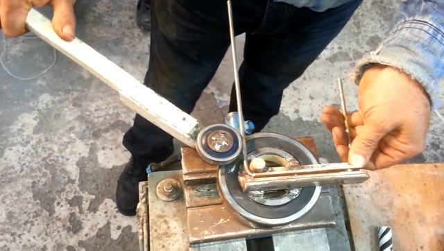 工人小伙自制钢筋折弯神器,简单实用!