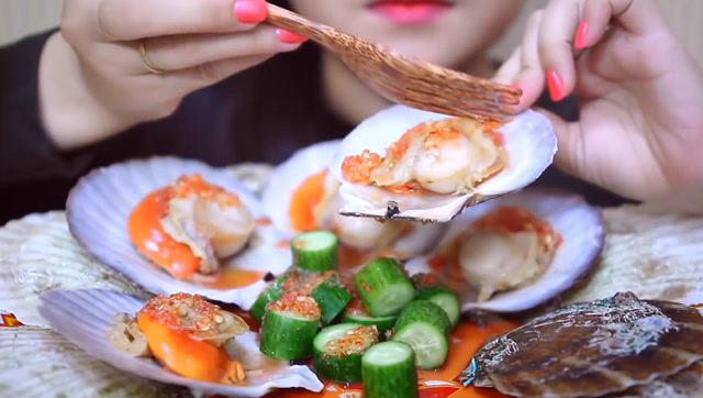 韩国美女吃扇贝,添加的配料可不少,怎么吃都觉得香