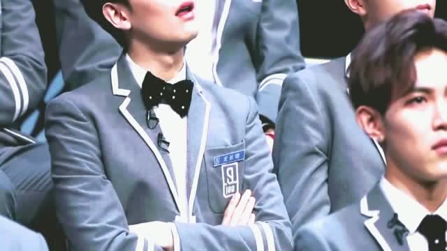 乐华娱乐毕雯珺讲话太煽情哭倒一片,一旁的蔡徐坤七手八脚