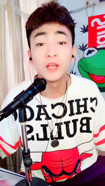 这一定是个小奶狗,张的帅唱歌也好听!