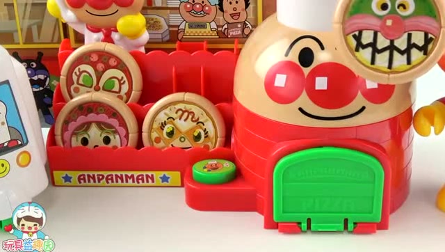 《玩具益趣园》面包超人送的披萨好大好有食欲!佩奇乔治一起开动吧!