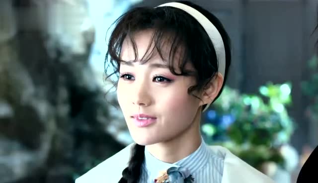 倾城为了让明夏死心,故意让幽瞳假扮她男朋友,明夏伤心的离开了