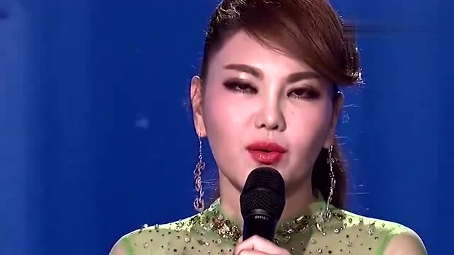 乌兰图雅流泪谈老师不愿和她上春晚原因,台下的恩师乌日娜听哭了啊