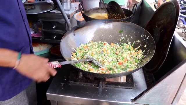30人份的蛋炒饭,聚精会神的翻炒,动作潇洒美如画!