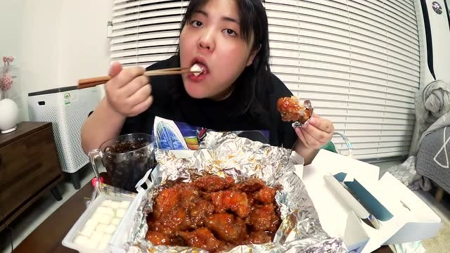 韩国吃货大胖妞,吃调味鸡,配上一杯可乐,看看这吃相,太馋人了