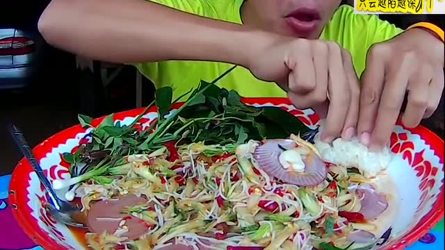 泰国大叔吃播扇贝拌面,网友 总感觉扇贝没有熟的样子