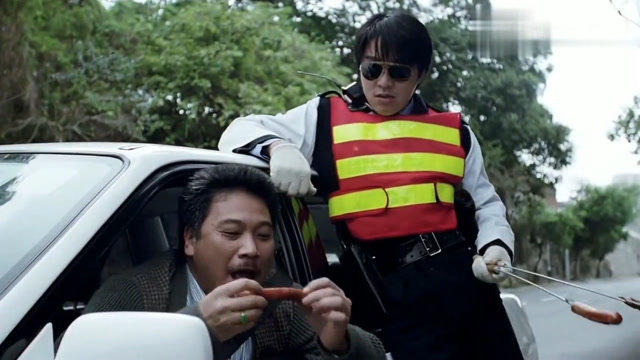 据说当年星爷为了拍这一段戏,一口气吃了十几根烤肠导演才满意!