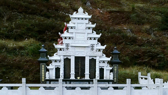 贵州山区发现造价百万元以上豪华墓碑,这样舍得花钱的人为数不多