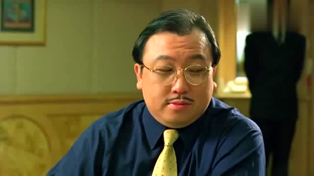 周星驰在千王之王中与王晶赌牌,旁边的美女是谁?