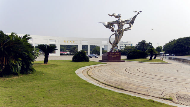 斥资3000万打造的全亚洲最大的大学校门