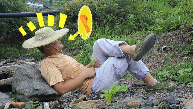 乡村小罗去小河沟做竹筒鸡腿,味道太棒了,吃的时候才后悔做少了