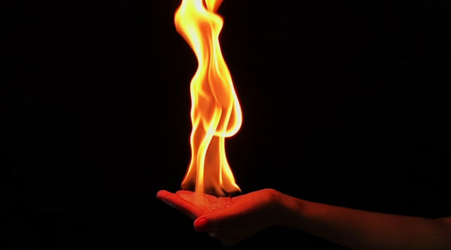 神奇的火焰魔术,火焰在手上燃烧却不会被烧伤