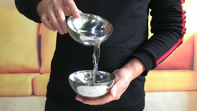 瓷空碗变水魔术图片