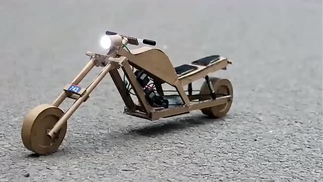 用硬纸板diy一辆摩托车,看起来很不错,看看他是怎么制作的