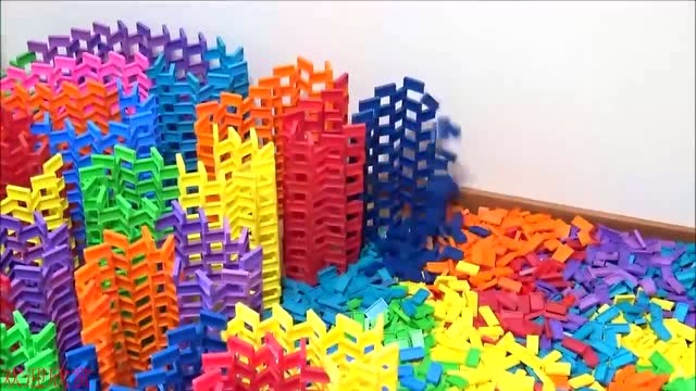 用12800个多米诺骨牌,三天时间摆出斜纹墙,一般人真做不到