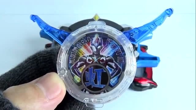 《罗布奥特曼》罗布变身水晶实物开箱酷炫展示!"艾克斯超越水晶"