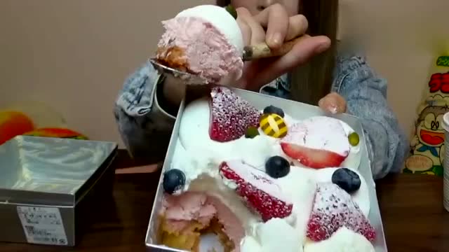 韩国大胃王吃播小妹挑战吃草莓巧克力蛋糕