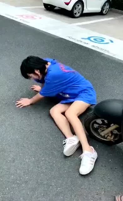 美女骑车摔倒了,不着急上医院,先拍两张照!
