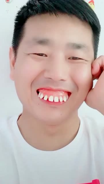 一个龅牙的男演员图片