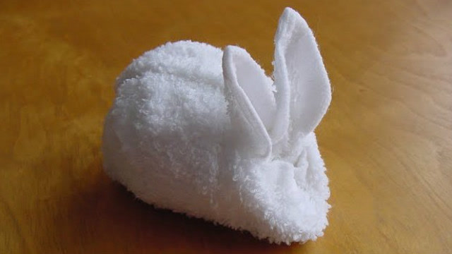 日本小伙,用毛巾叠成了一个"兔子",网友:手工真不错!