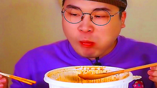 大胃王胖哥吃辣宽粉条,红通通的浓稠酱汁,辣辣的味大口吃很过瘾!