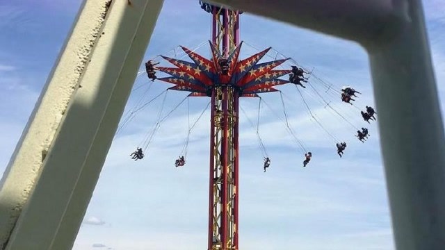 女子在游乐场玩空中飞椅,却因为器材老化飞了出去,当场重伤!