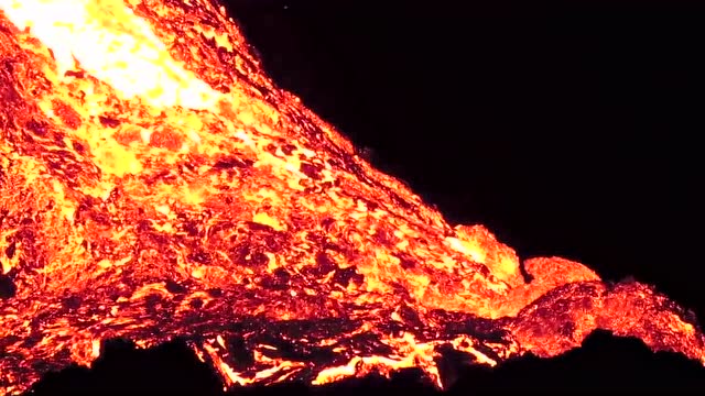 视频记录下,火山爆发时候的壮观场面,岩浆汹涌喷溅四周一片焦黑