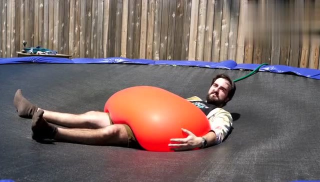 巨大气球放在老外肚子上灌满水,爆炸瞬间很精彩