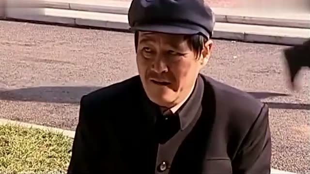 老头拉二胡卖艺马大帅说他不行马大帅一拉人都围满了