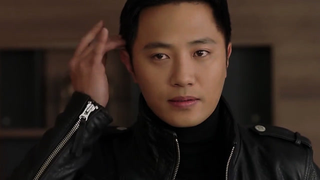 《太阳的后裔》徐大荣为了不花一分钱,居然扮女人,太逗了