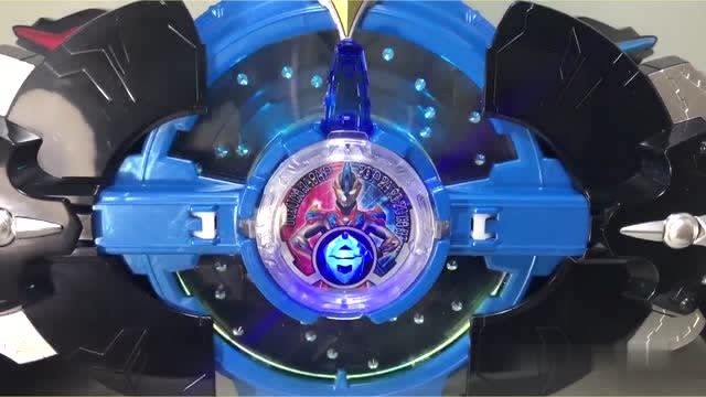 《罗布奥特曼》炫酷水晶实物变身效果展示!"银河维克特利水晶"